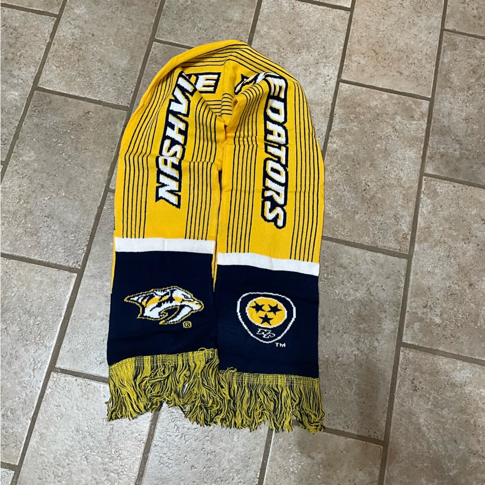 NWOT. Nashville Predators scarf